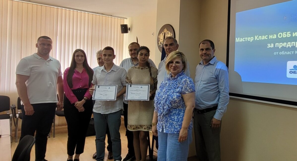 Екипът на проекта с наградените млади предприемачи