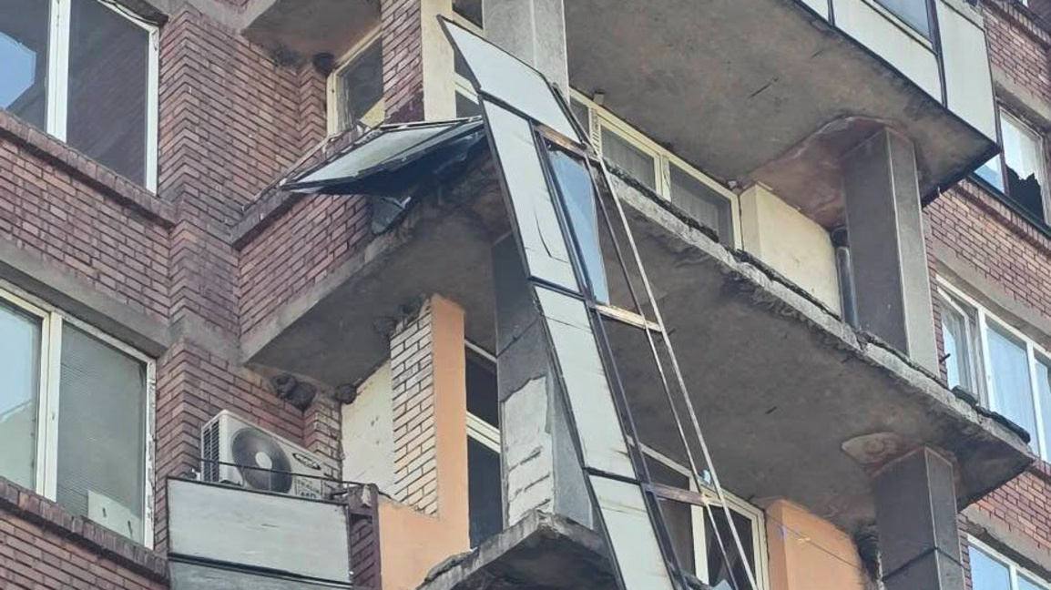 Бурята в Гълъбово отнесе парапетите на две тераси
