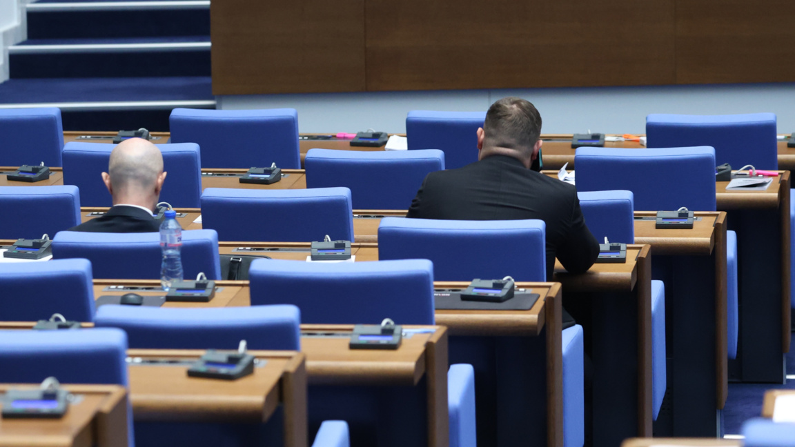 Двама министри и лидер на партия са сред...