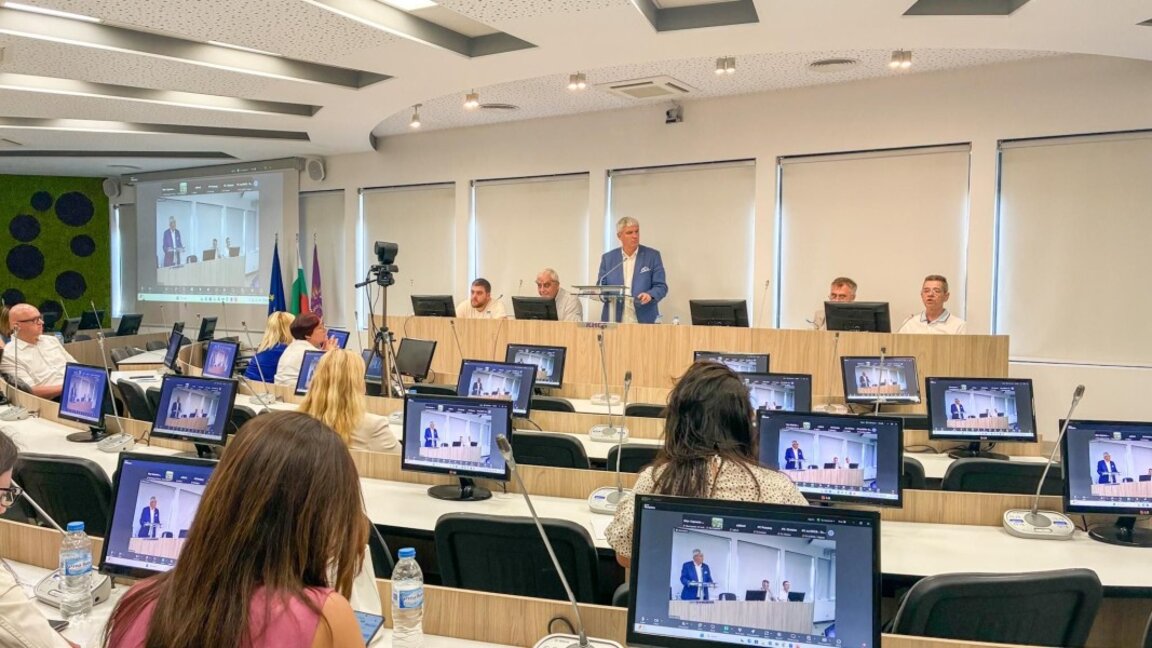 Президентът на КНСБ Пламен Димитров (в средата)