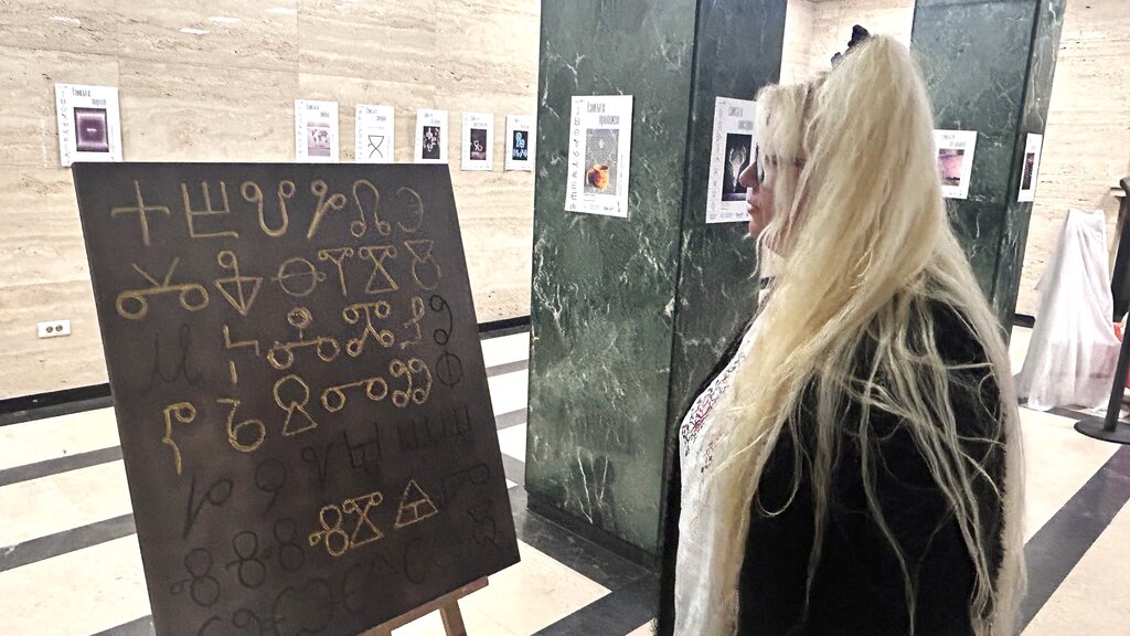 Vesséla Raytchinova admire l'exposition dédiée à l'alphabet glagolitique dans le hall de la Radio nationale