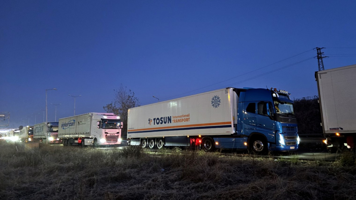 Intense truck traffic on the border with Türkiye