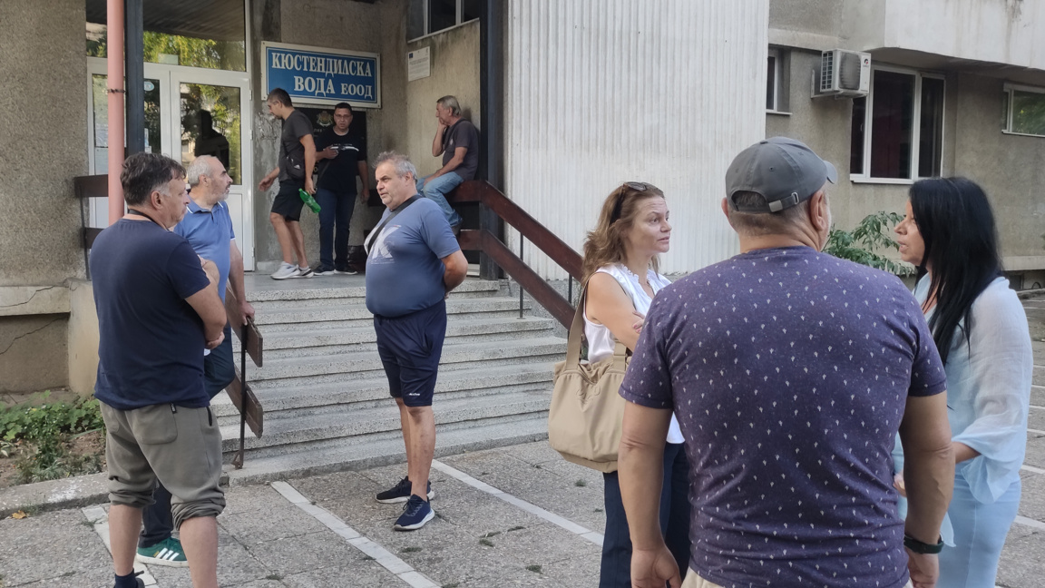 Недоволни абонати отидоха пред офиса на "Кюстендилска вода" заради драстичния режим на водата в половината град