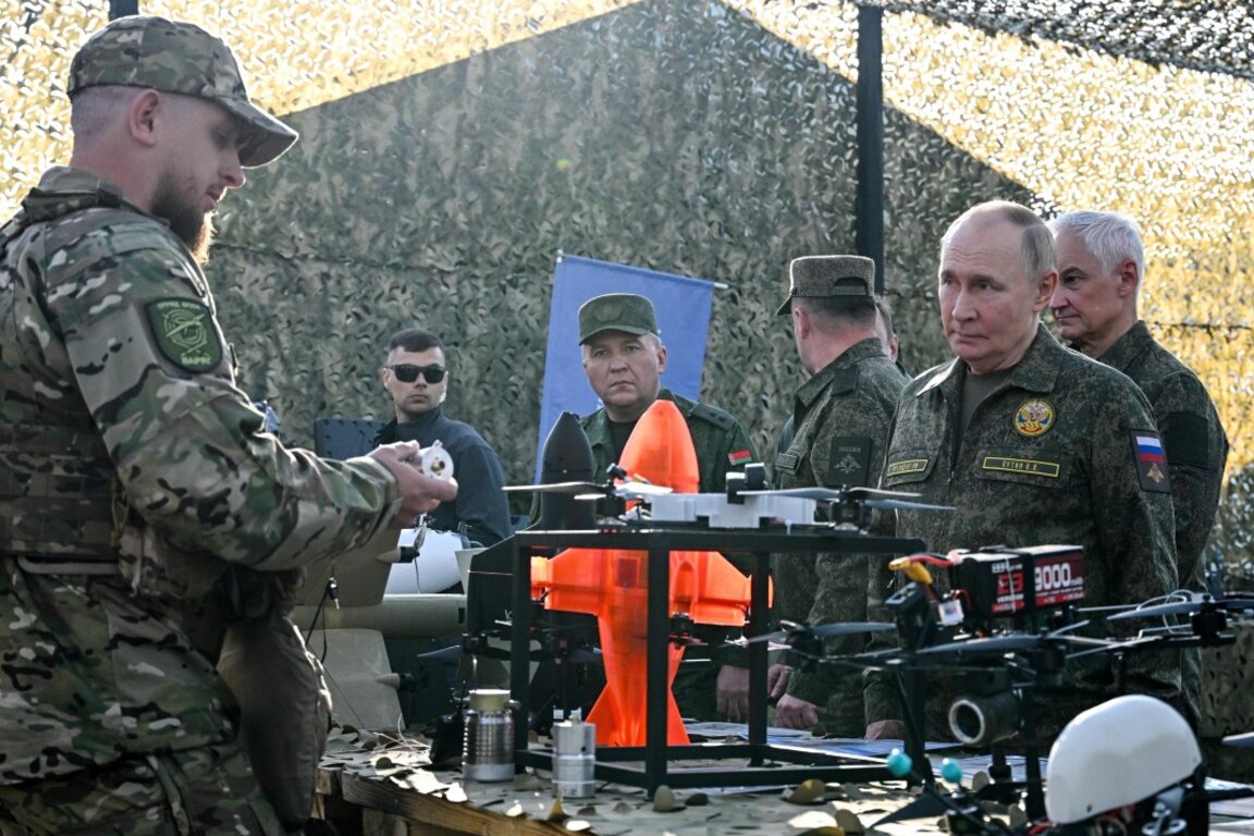 Президентът на Русия Владимир Путин (вдясно), придружен от министъра на отбраната Андрей Белоусов (на втори план вдясно), инспектират военна техника по време на съвместните руско-беларуски военни учения "Запад 2025" на полигона Мулино, област Нижни Новгород, Русия, 16 септември 2025 г.