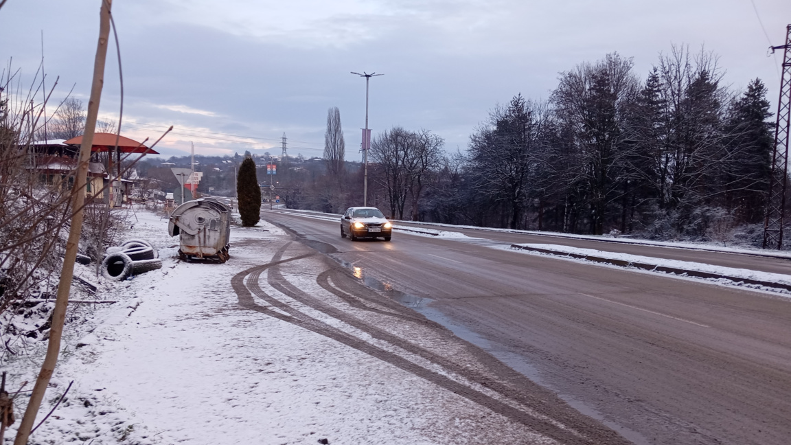 14 машини почистват републиканските пътища в област Монтана