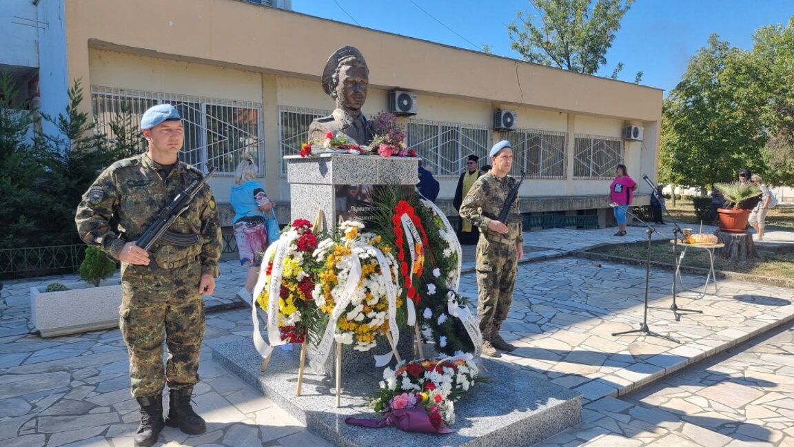Паметник на първата жена-пилот у нас е открит в Калековец