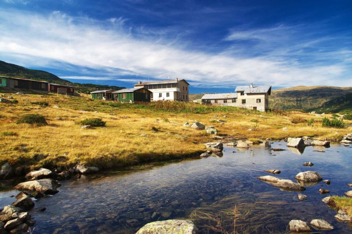 Доброволци качват хора с увреждания до хижа "Рибни езера" в Рила