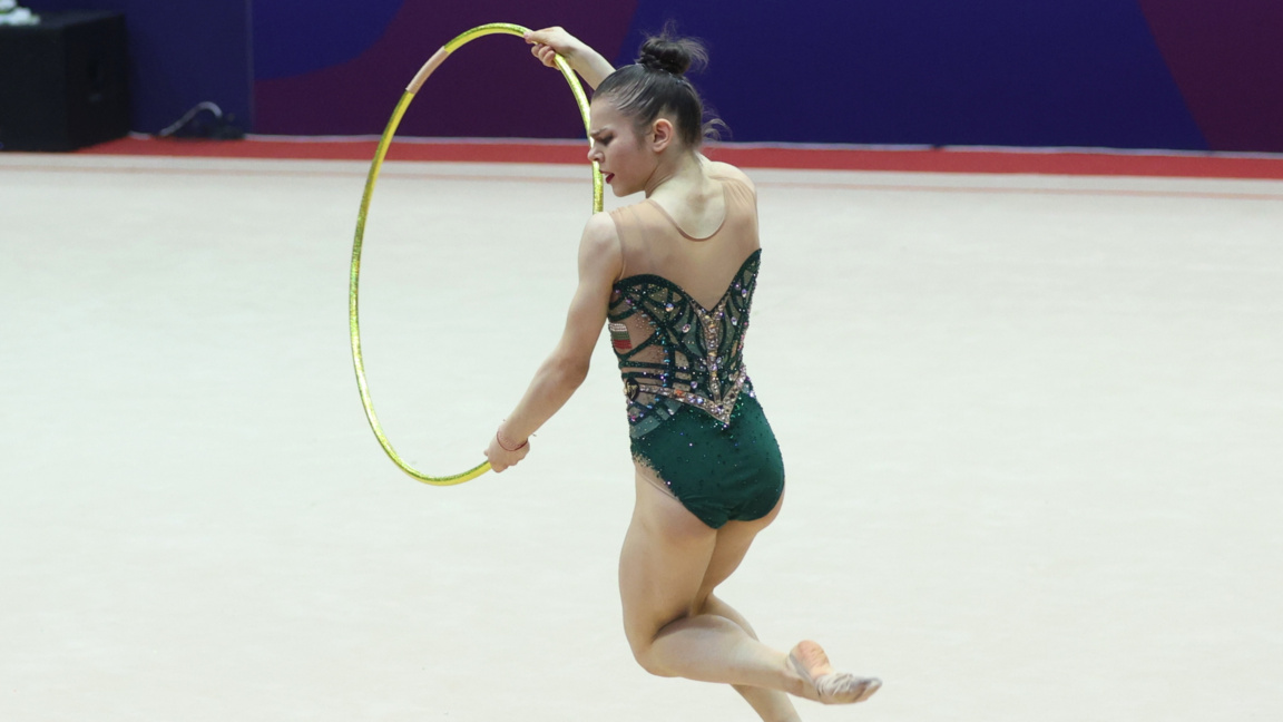 Дара Стоянова шеста на обръч в Ташкент...