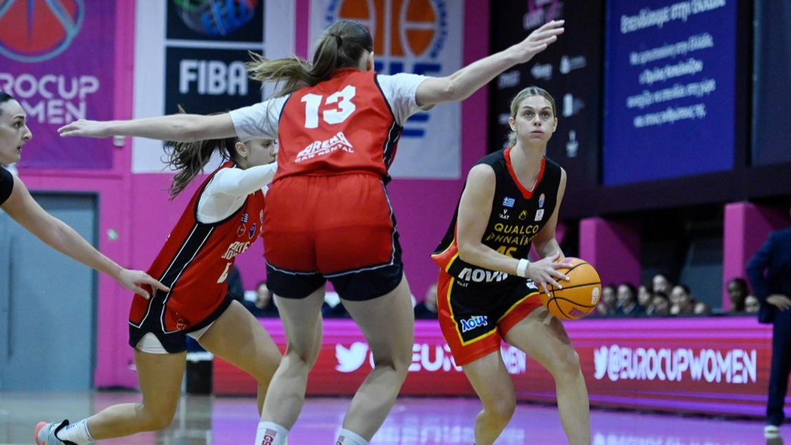 Борислава Христова (с топката) изнесе добър мач.