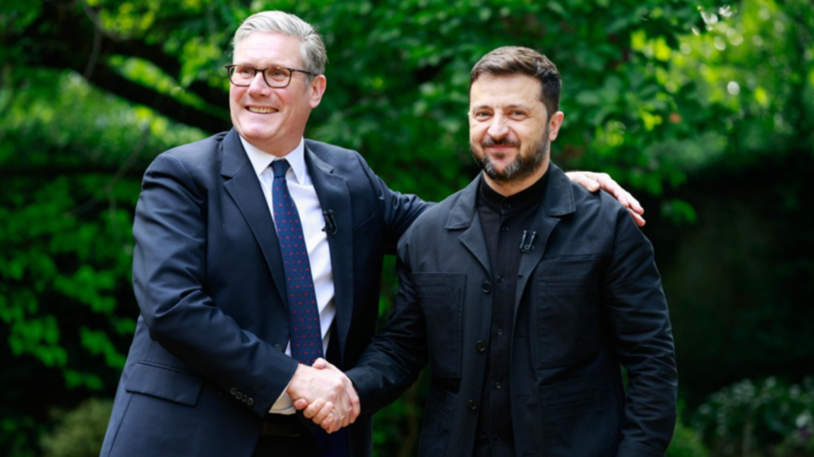 Министър-председателят на Великобритания Киър Стармър (вляво) и президентът на Украйна Володомир Зеленски