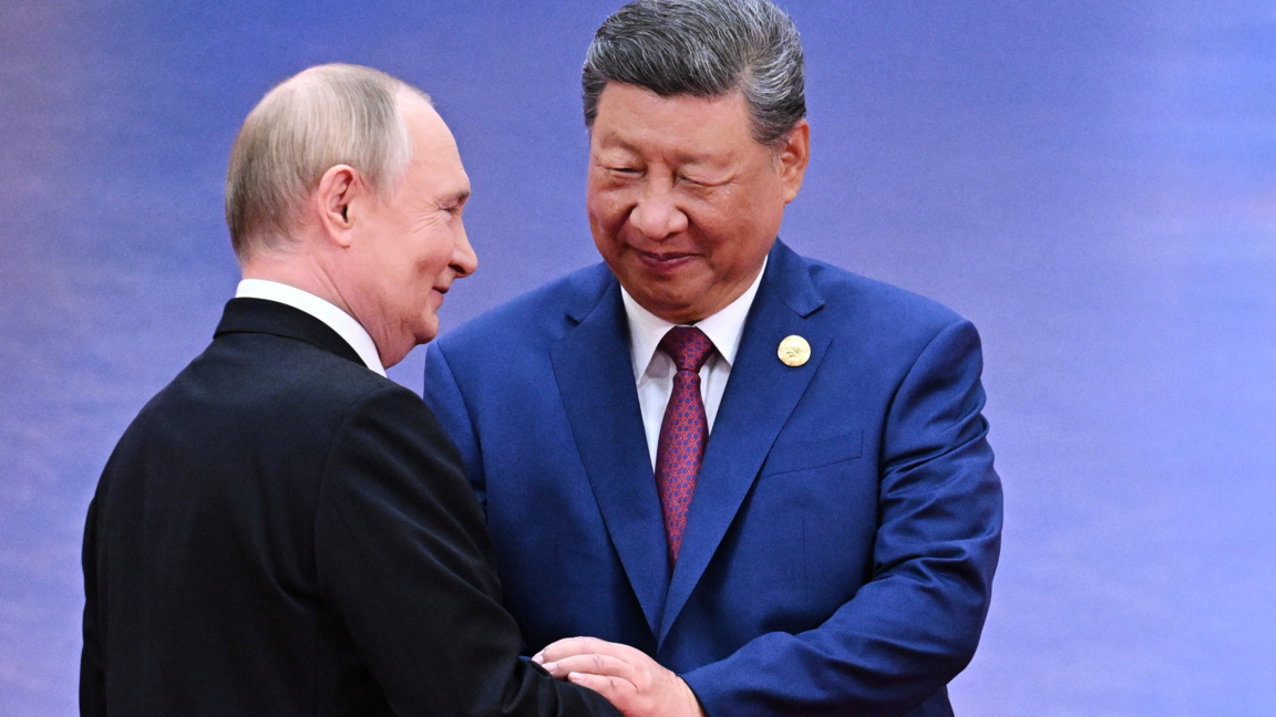 Китайският президент Си Цзинпин и руският му колега Владимир Путин по време на последната си среща в Тянцзин, Китай, 31 август 2025 г.