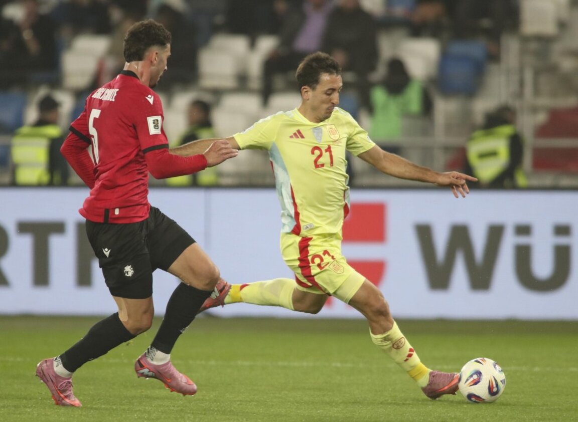 Себа Гогличидзе (вляво) няма да играе срещу България във вторник.