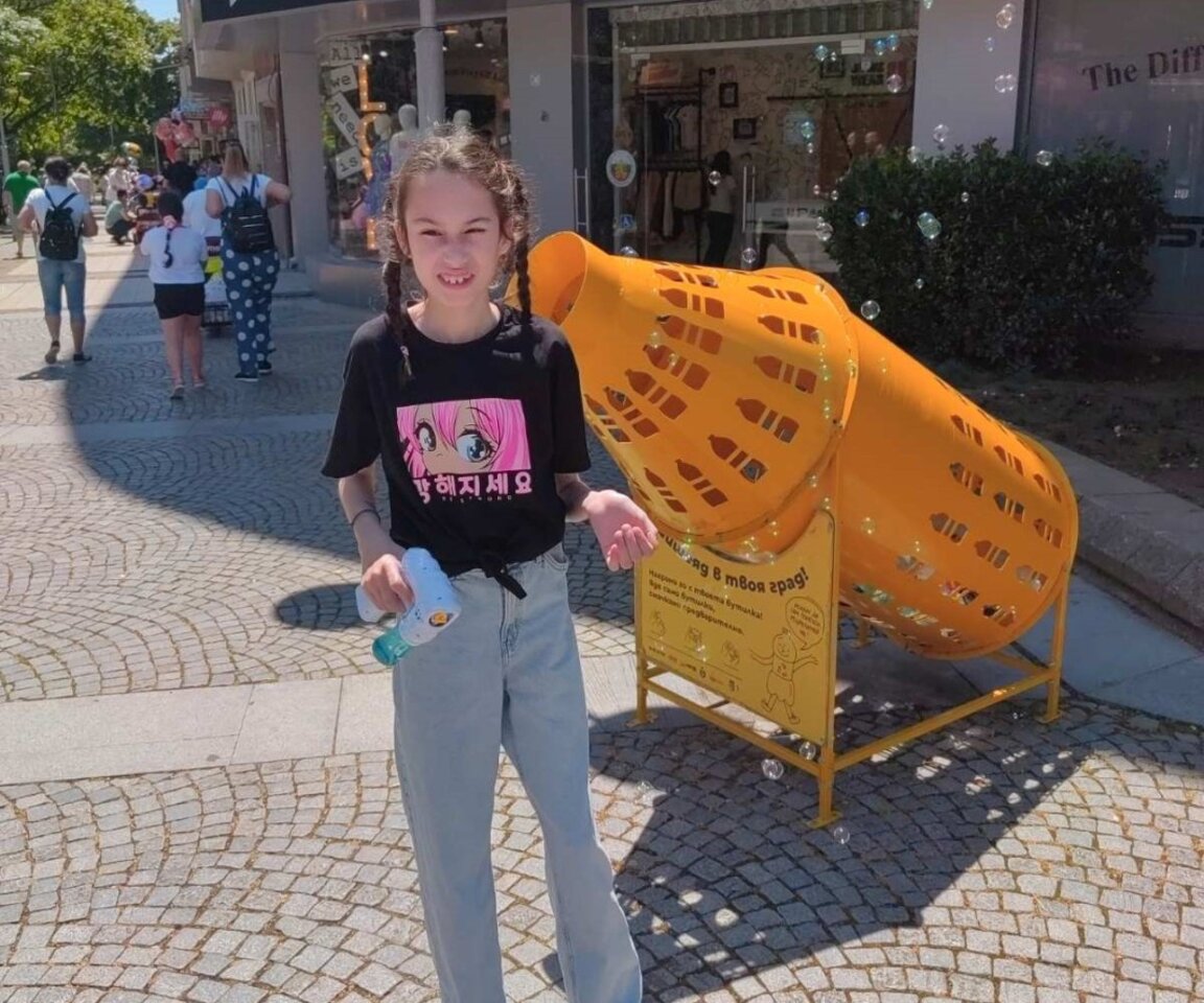 Благодарение на работата с логопед, психолози и рехабилитатори Ани е на едно по-добро ниво за нейния синдром.