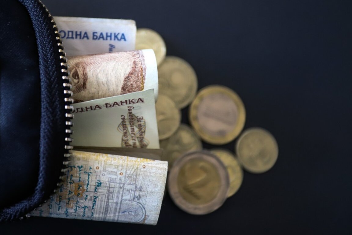 Tan sólo el 8% de los búlgaros invierte, el 24% ahorra