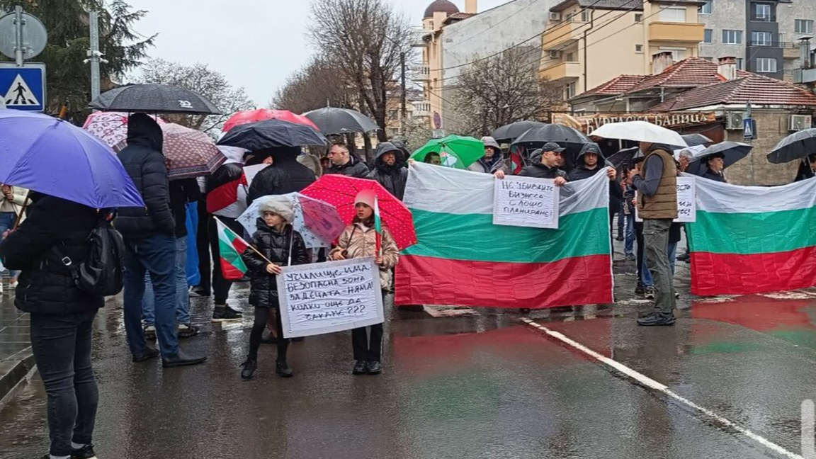 Кадри от първия протест