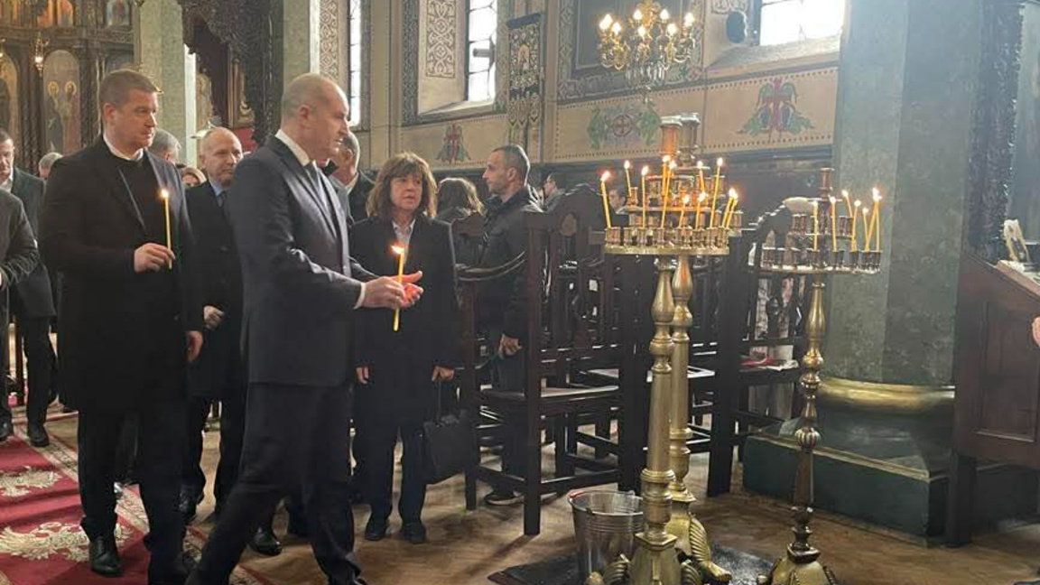 Кметът на Стара Загора Живко Тодоров и Румен Радев запалиха свещичка в храм "Св. Николай"
