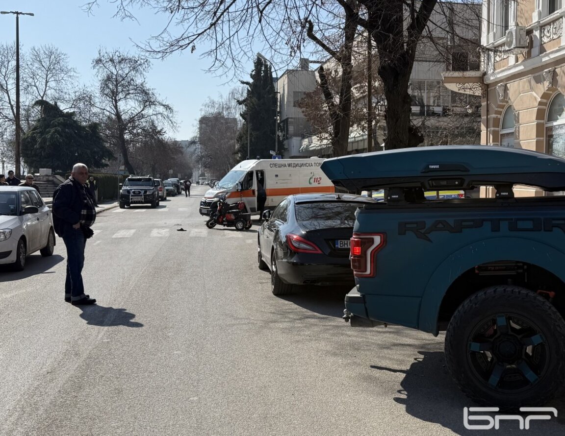Джип удари триколка на кръстовище във Видин