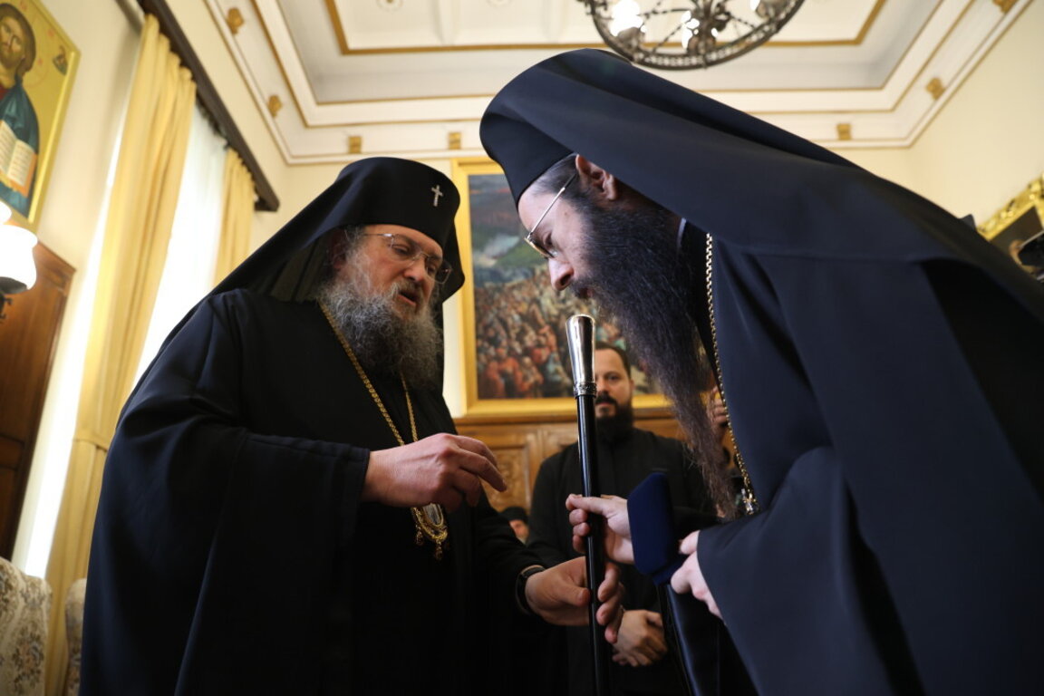 На официална церемония в приемния салон на Синодалната палата Знеполският епископ Арсений (вдясно) бе обявен за Сливенски митрополит.