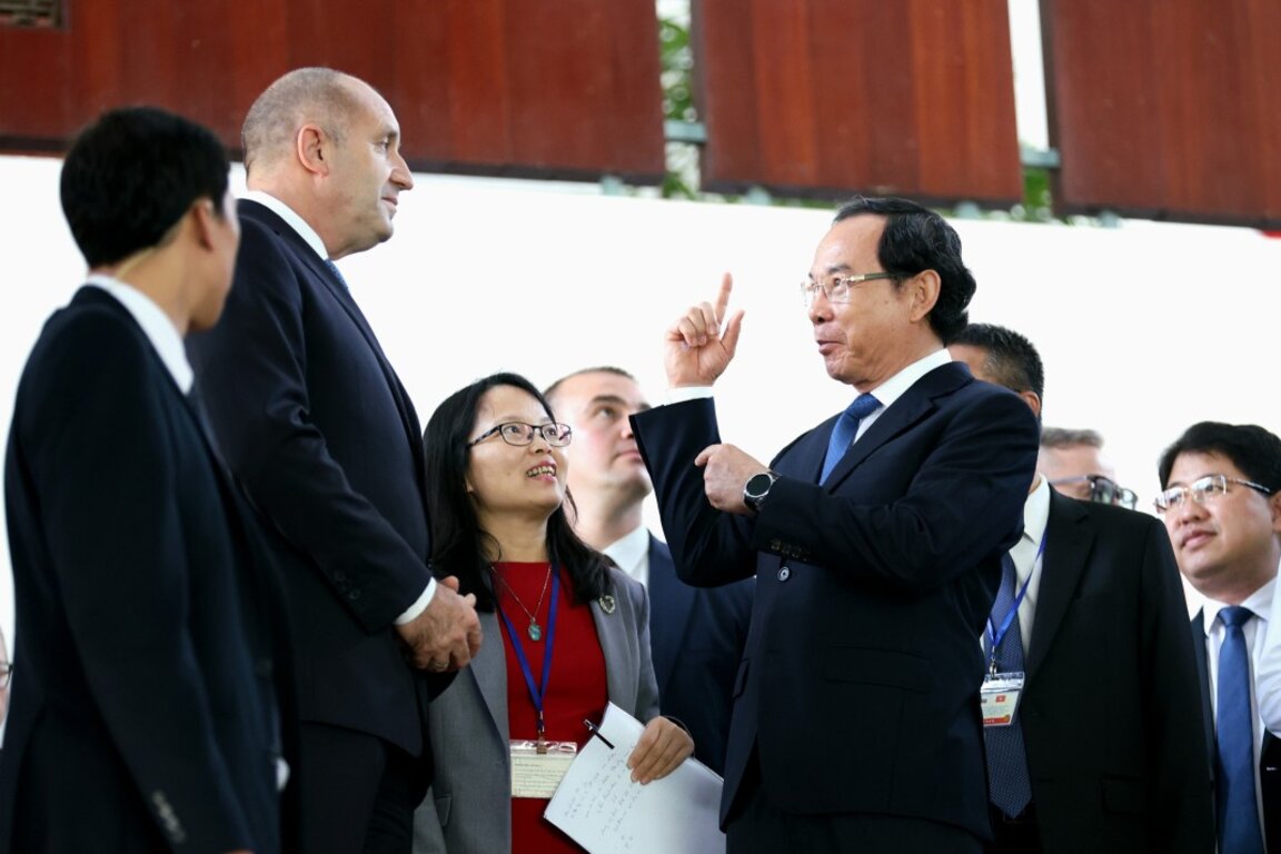 Президентът Румен Радев разговаря с Нгуен Ван Нен, секретар на партийния комитет на Хошимин.