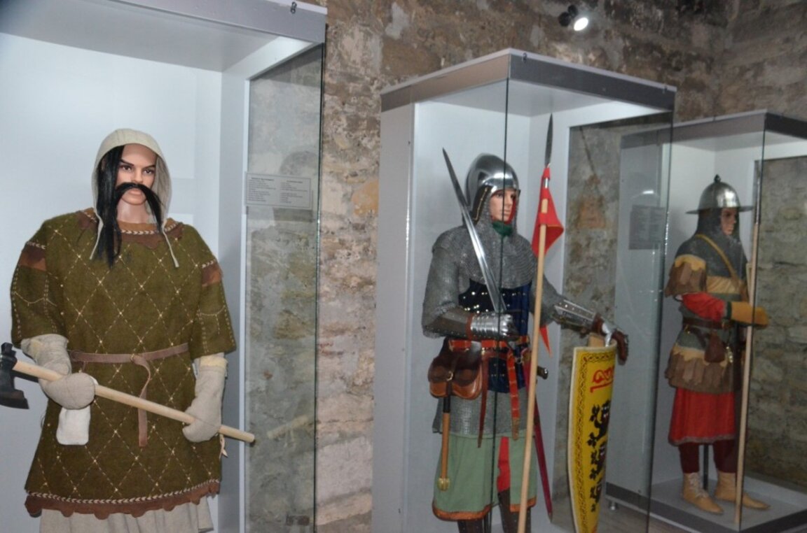 Des tenues d'époque et de l’armement du Bas Moyen Age exposés à la forteresse "Baba Vida"