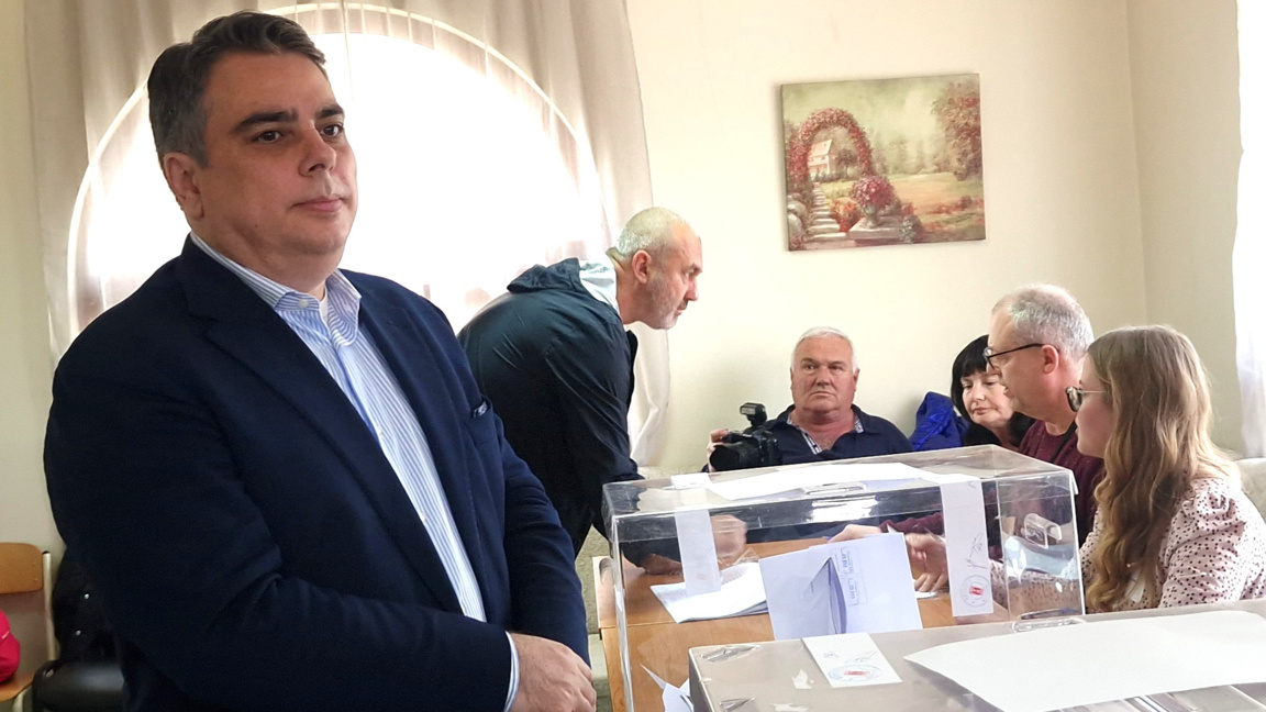 Асен Василев гласува в родния си град Хасково.