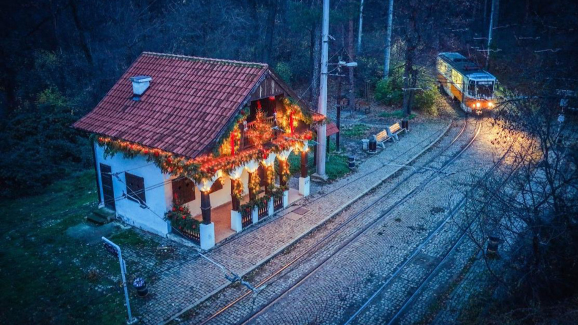 Fryma e Krishtlindjes ndriçoi edhe stacionin e tramvajit “Vishneva” 