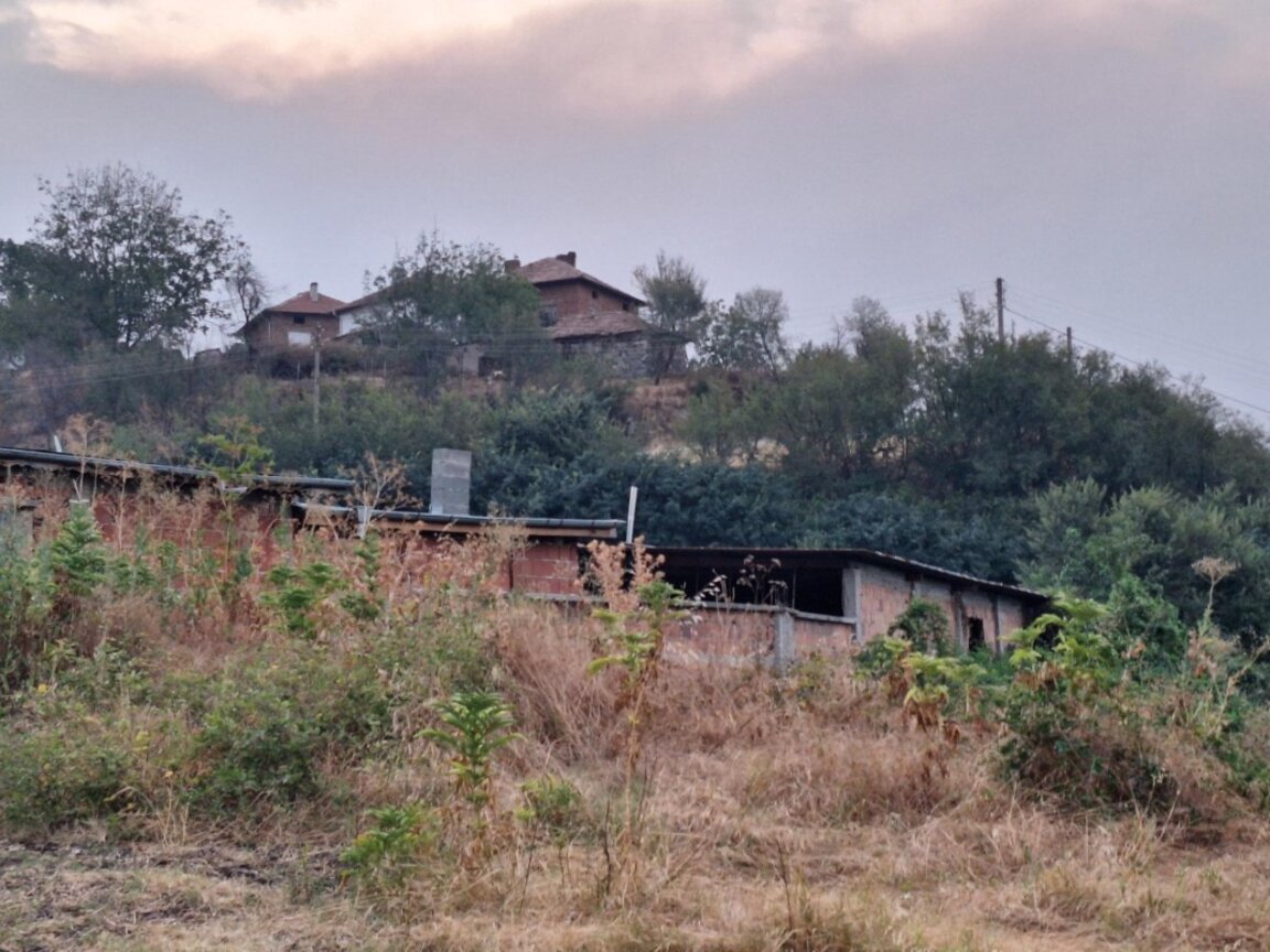 Пожарът бе на метри от село Плоски.