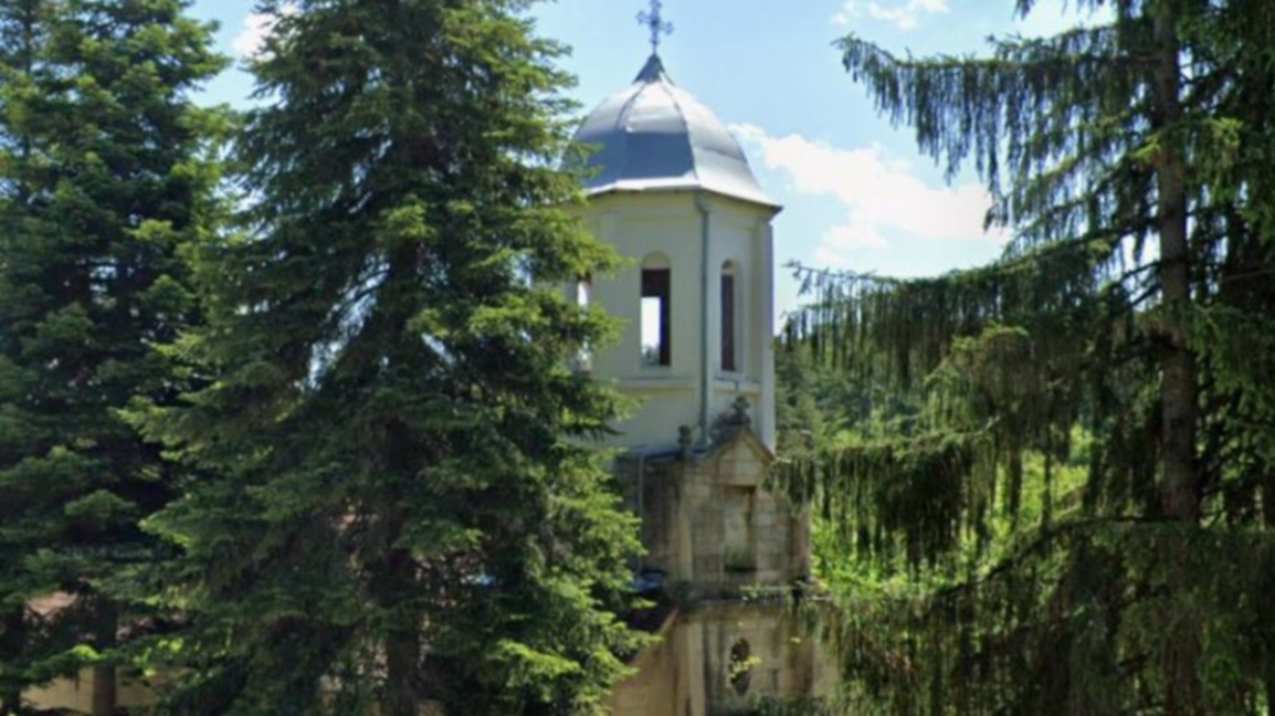 Църковни служби под продънен покрив
