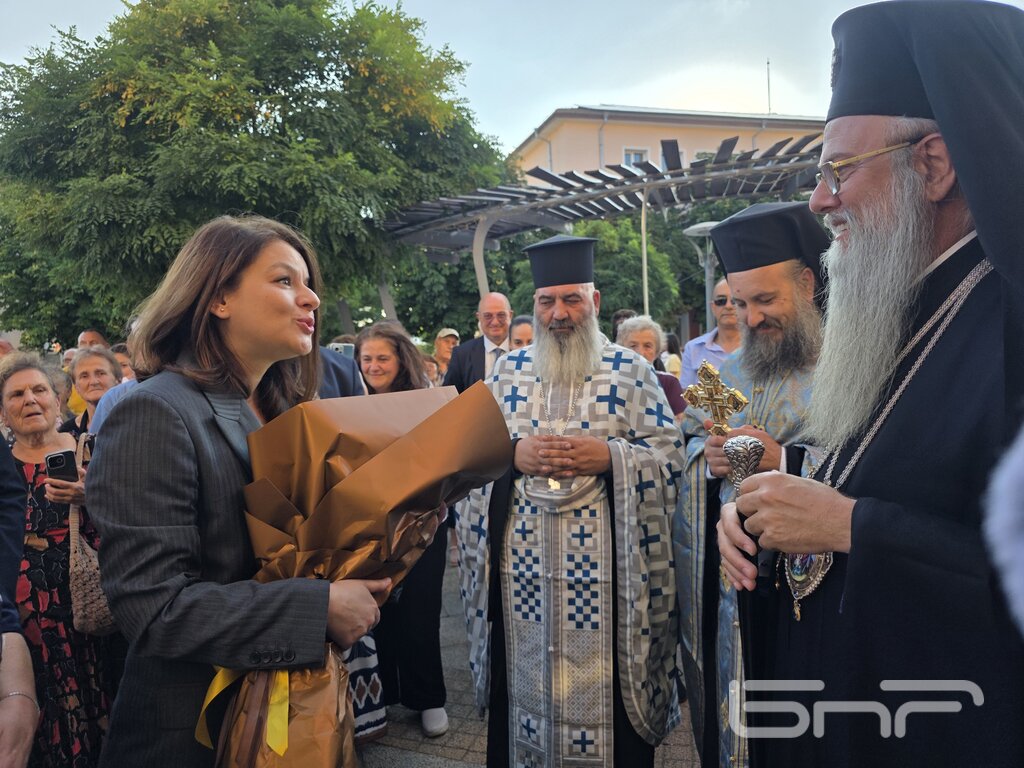 Депутатът Емине Гюлестан беше сред първите, които посрещнаха митрополит Николай