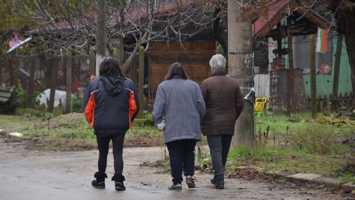 Разбит път и липса на магазин затрудняват живота в Генерал Мариново
