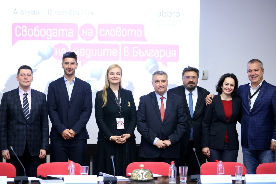 Генералният директор на БНР Милен Митев, главният оперативен директор, btV Media Group Господин Йовчев, и. д. председател СЕМ д-р Симона Велева, ректорът на УНСС проф. д-р Димитър Димитров, генералният директор на БТА Кирил Вълчев, изпълнителният директор на АБРО и председател на УС Анна Танова-Атанасова и генералният директор на БНТ Емил Кошлуков.