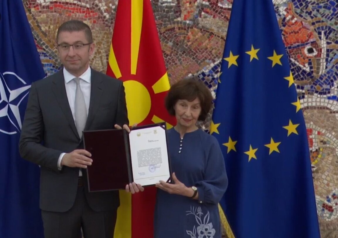 Президентът Гордана Силяновска-Давкова връчва на Християн Мицкоски мандат за съставяне на правителство, Скопие, 6 юни 2024 г..