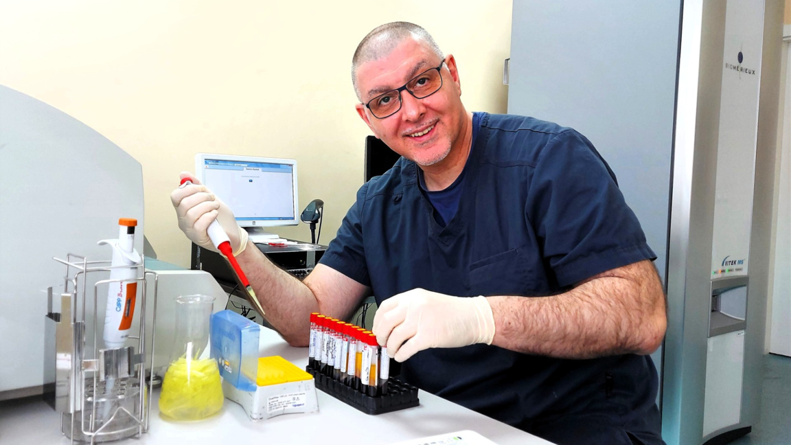 Д-р Александър Колевски - началник на Лаборатория по микробиология в УМБАЛ "Александровска"