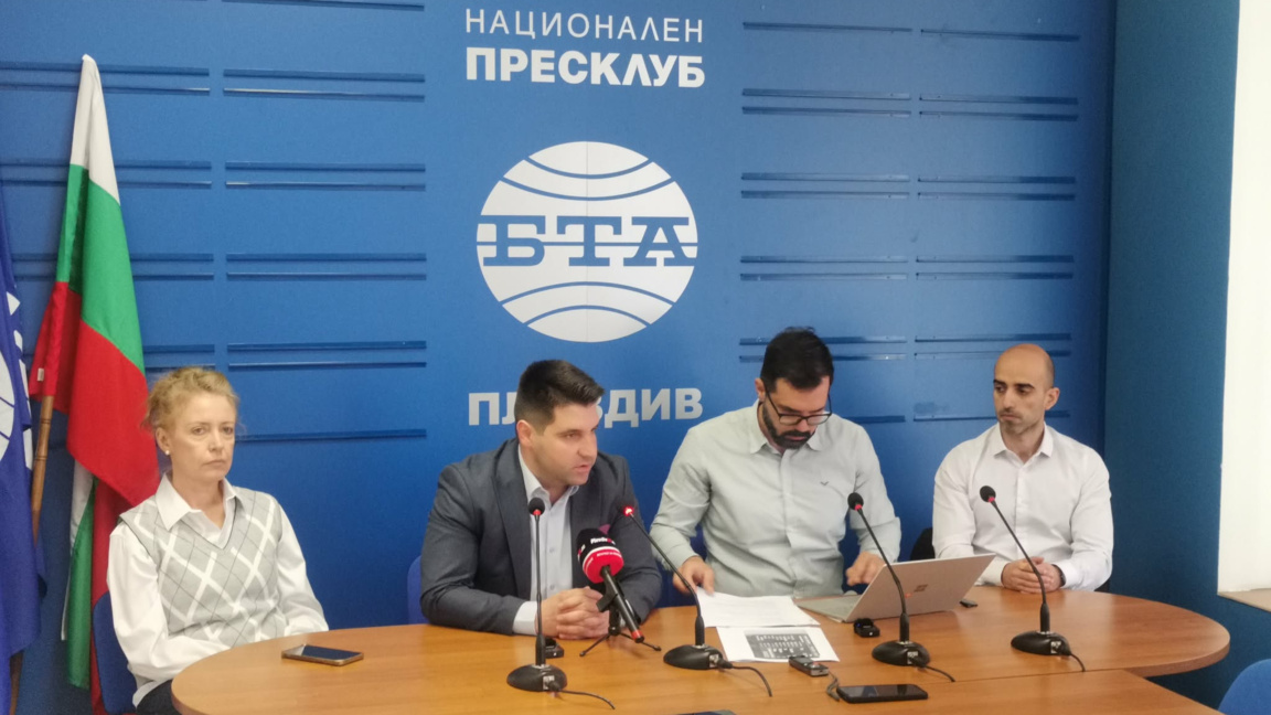 Транспортната драма на хората от село Труд остава нерешена