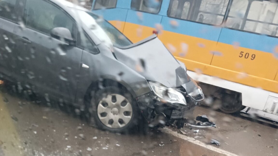 Поредна катастрофа с кола и трамвай в София