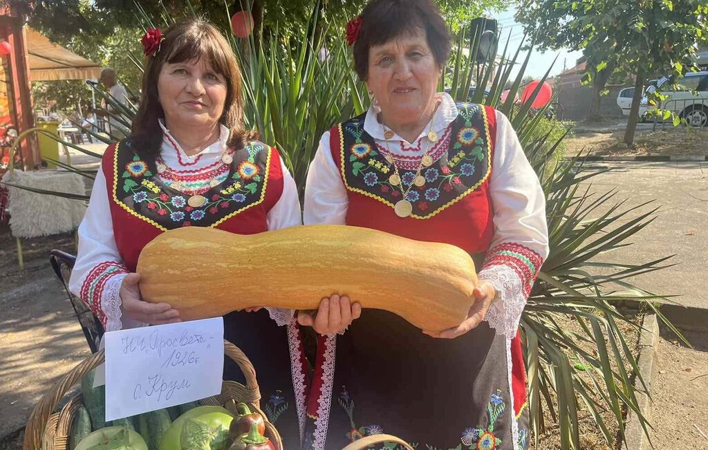 Гигантски плодове и зеленчуци на земеделски фестивал в село Крум