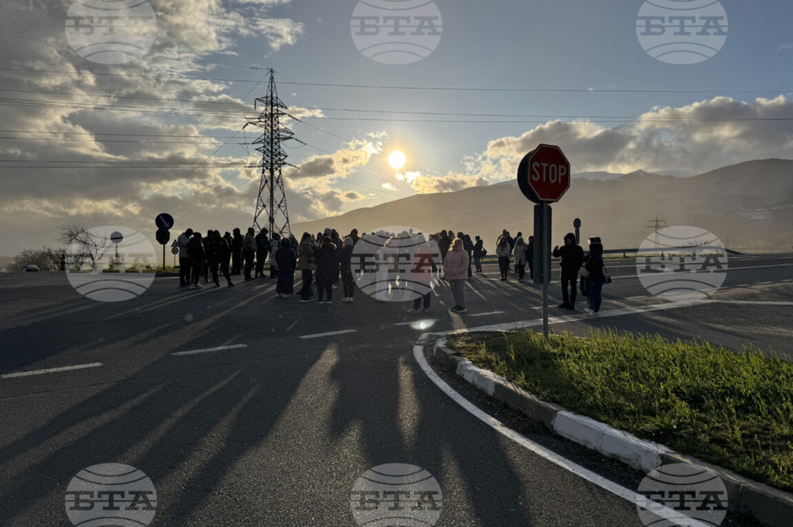 Протест срещу войната по пътищата блокира пътя край Шипка