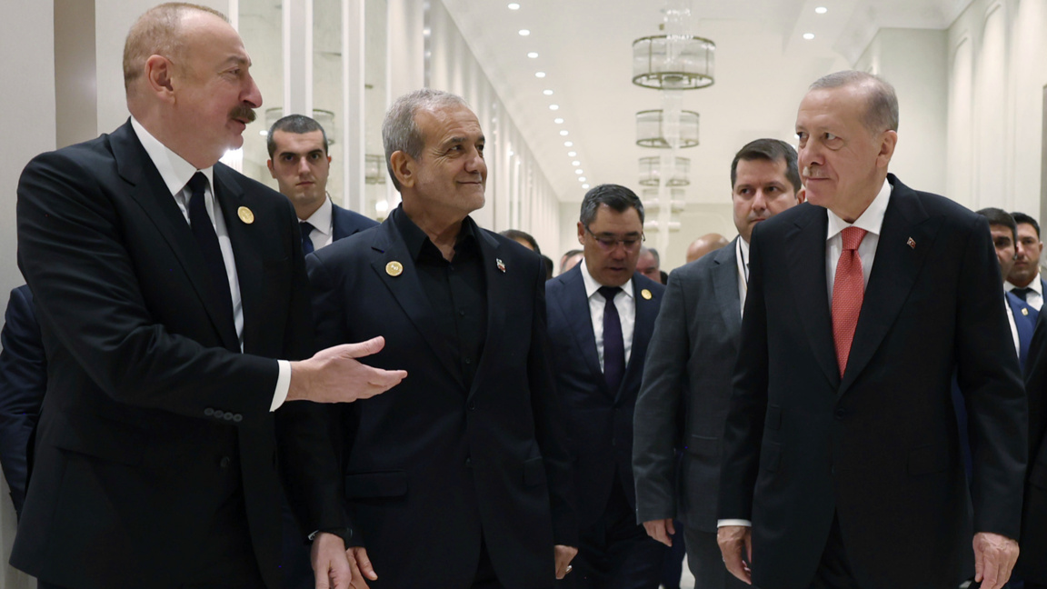 Масуд Пезешкиан (в средата) и Реджеп Ердоган (вдясно). Вляво е азербайджанският им колега Илхам Алиев.