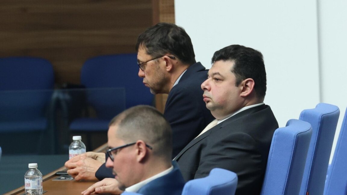 Орлин Колев (вдясно) и Йонко Грозев (вляво на втори план) на заседанието на Народното събрание на 20 март 2025 г.