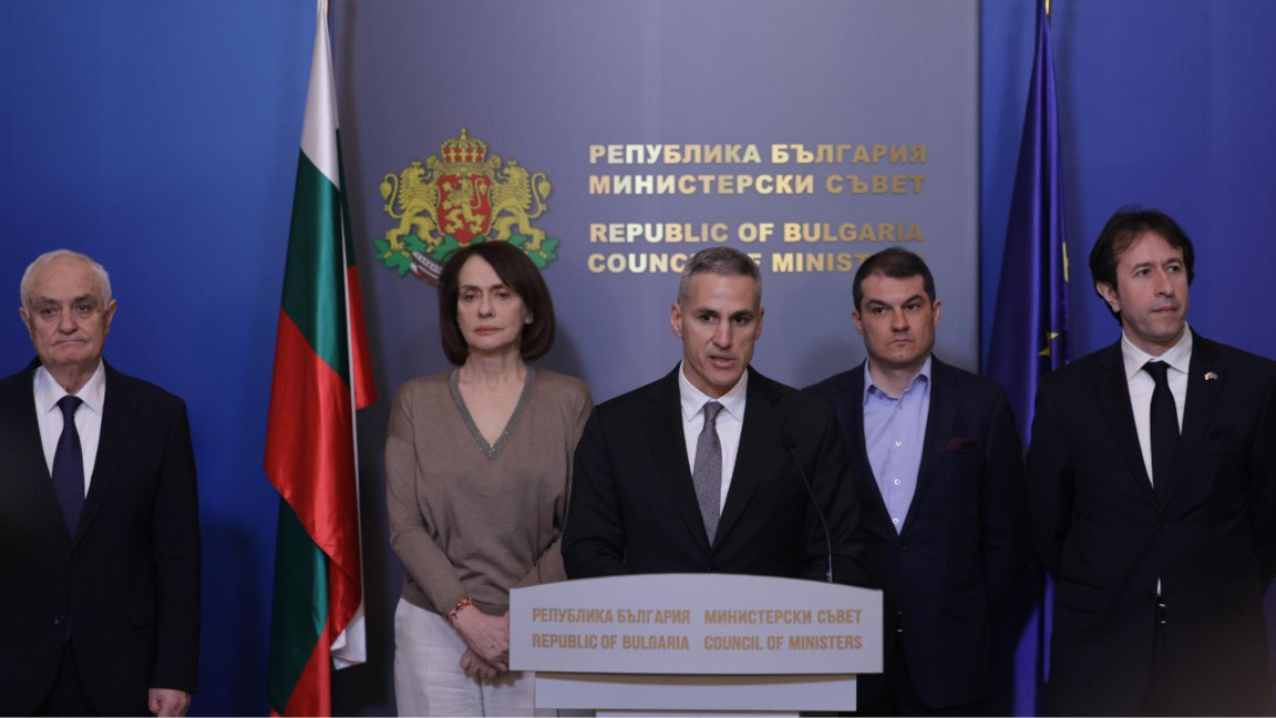 За министъра на отбраната няма основание страната да е цел на въздушен удар