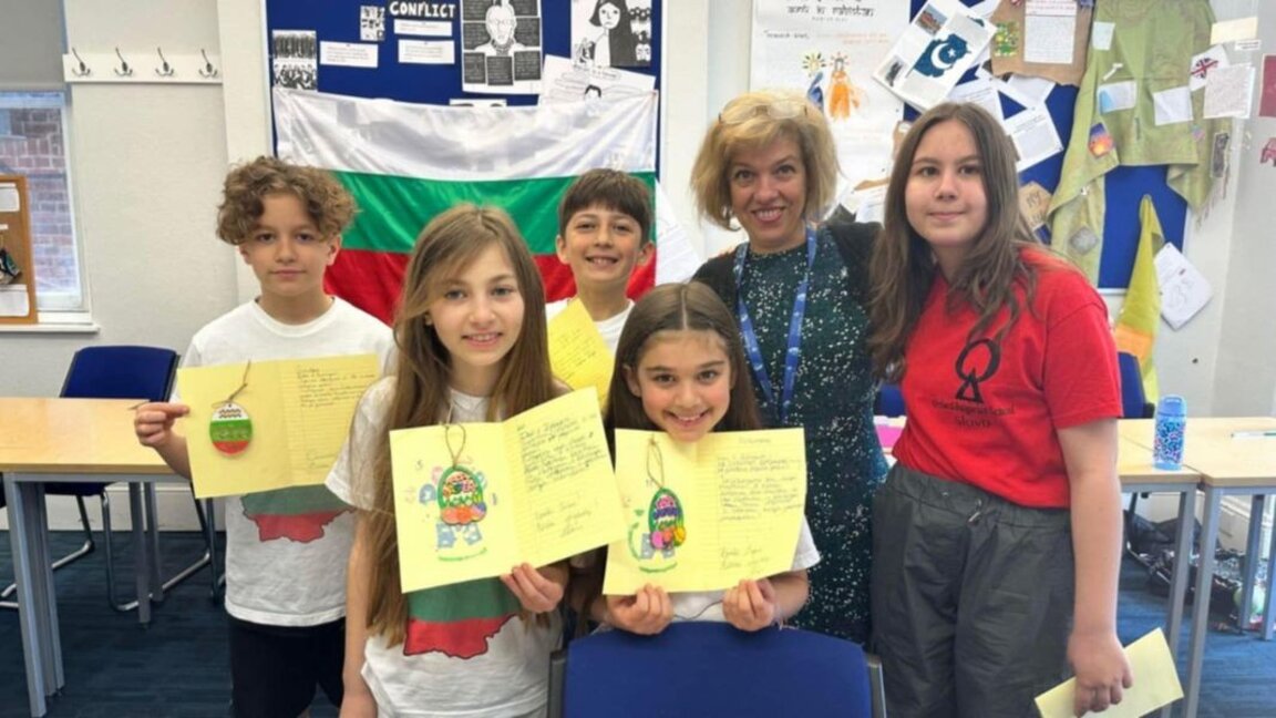 El manual didáctico "Mi Bulgaria" da la bienvenida a los participantes en la conferencia de la AEBE en Veliko Tarnovo