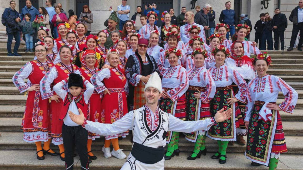 Фолклорна танцова група "Ралица" - Фрайбург и Танцова самодейна група "Лудо Младо", Хайделберг, на преден план - Цвятко Кръстев, "Българска роза"