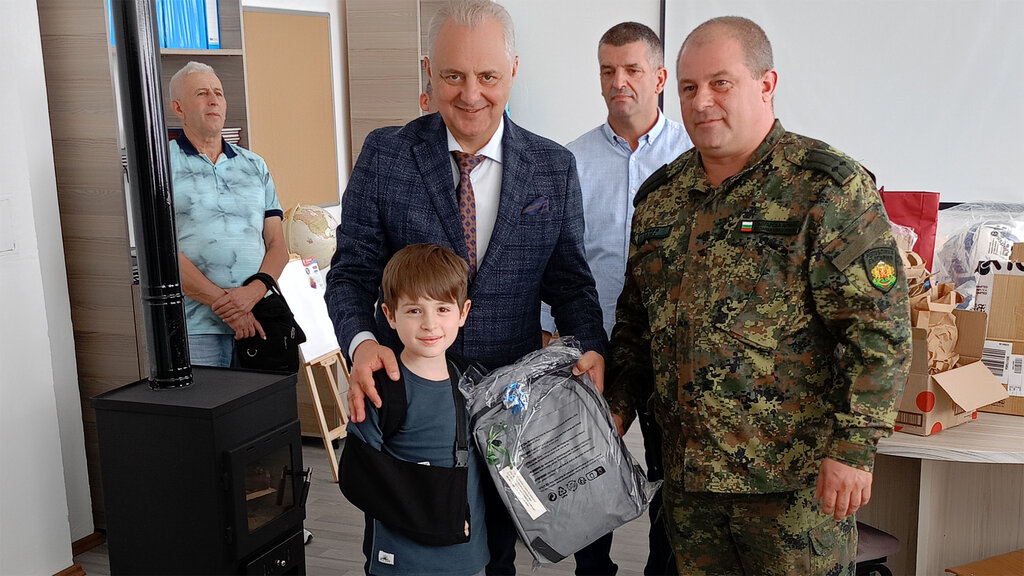 Български дипломати и военни подкрепиха ученици в Косово