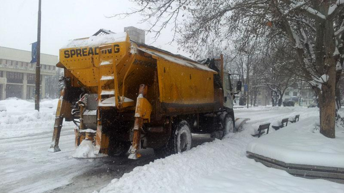 Проблеми по пътищата в Северозападна България заради снеговалежите