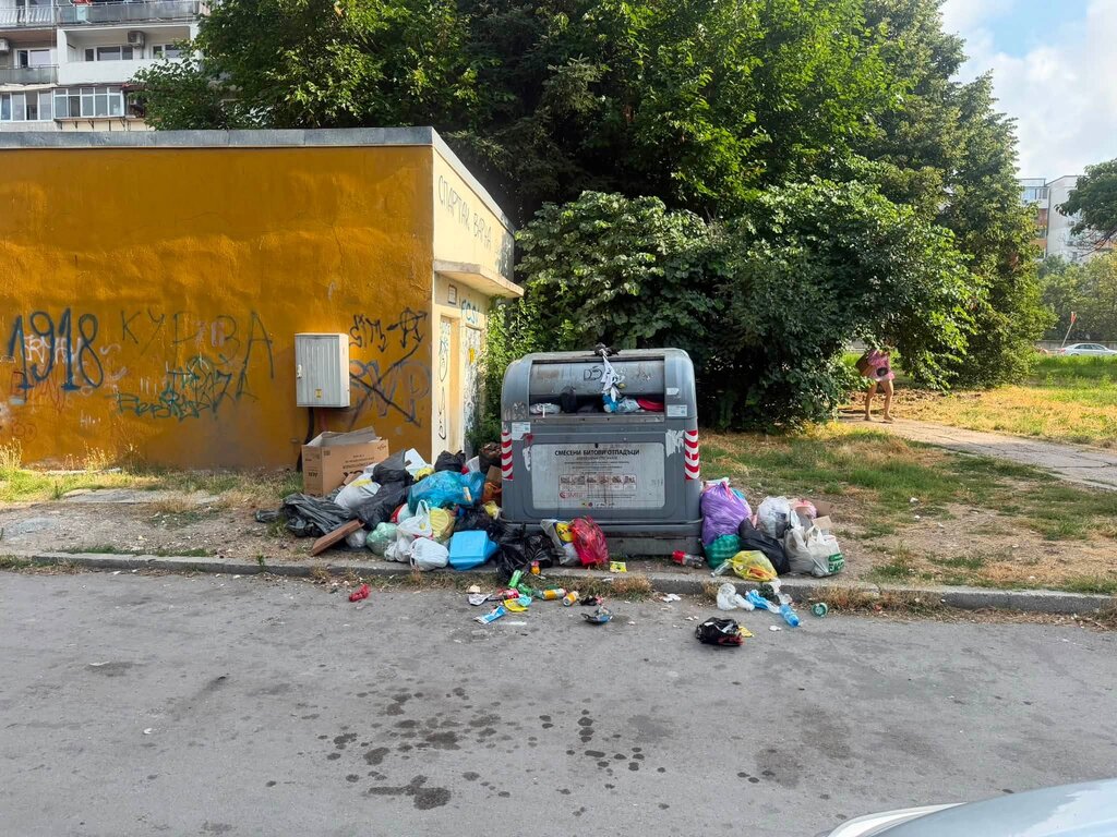 Кметът на Варна недоволен от чистотата в два квартала след проверка на място