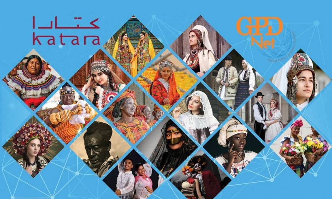 Exposition de costumes traditionnels de 17 pays à Bourgas...