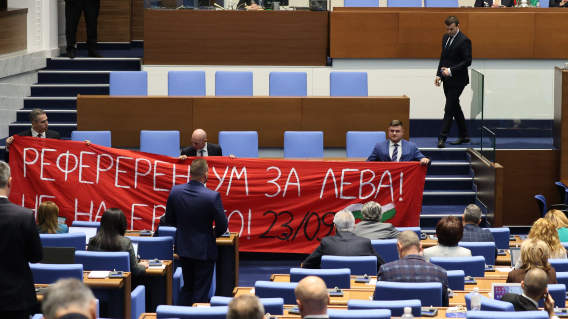 Парламентът отхвърли предложението на президента за референдум за еврото