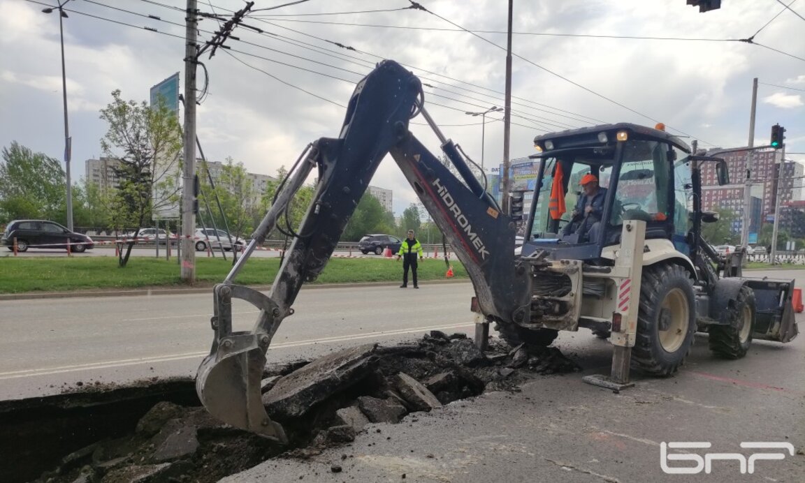 Столични неволи: Огромна дупка се отвори на пътното платно към болница