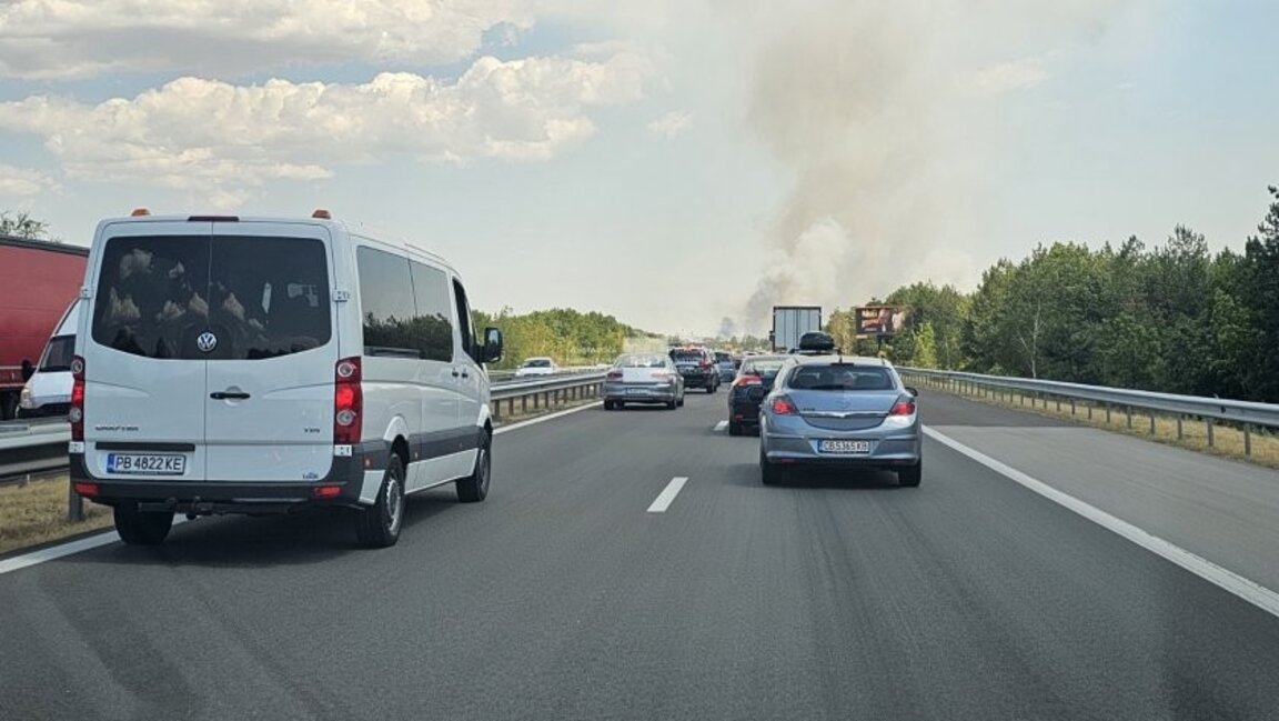 Кола се запали на АМ "Тракия" след Кермен, друг пожар затвори аутобана край Пазарджик /ОБНОВЕНА/
