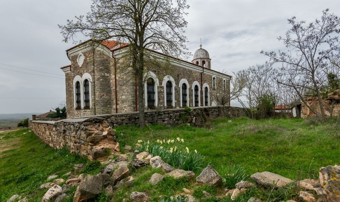 Храмът „Свети Живоприемни Източник“ в село Лесово.